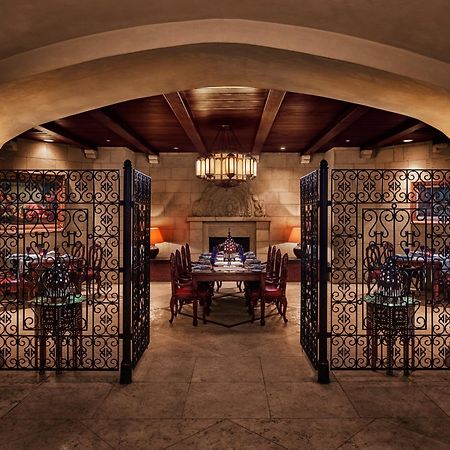 Jw Marriott Hotel Kairo Eksteriør bilde The wine cellar at the restaurant