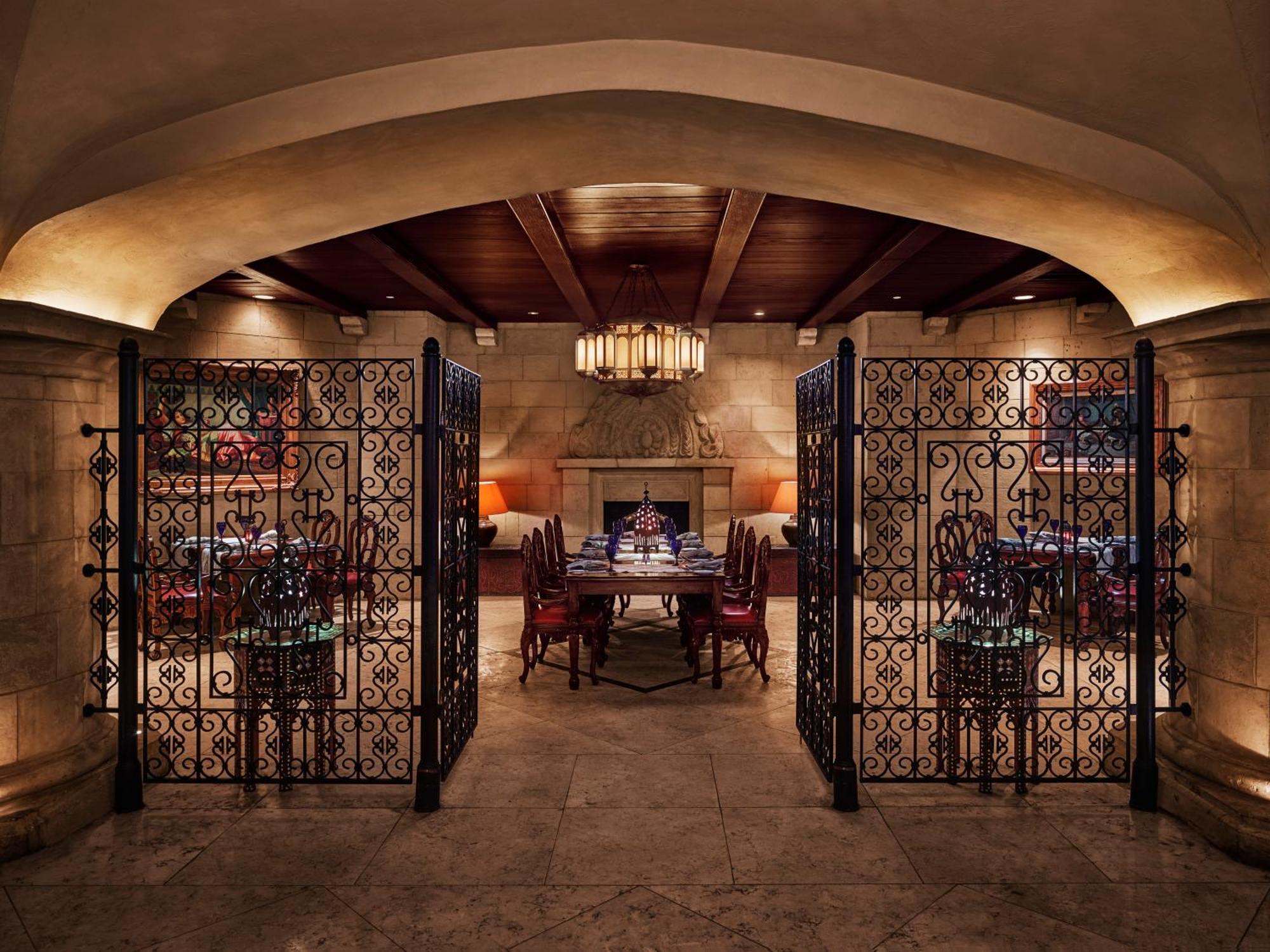 Jw Marriott Hotel Kairo Eksteriør bilde The wine cellar at the restaurant
