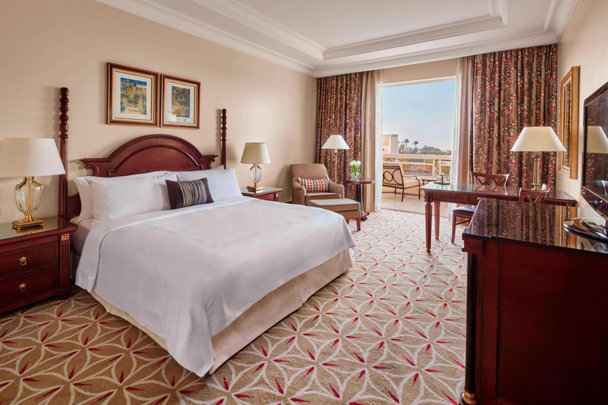 Jw Marriott Hotel Kairo Eksteriør bilde A guest room at the Jumeirah Emirates Towers Hotel