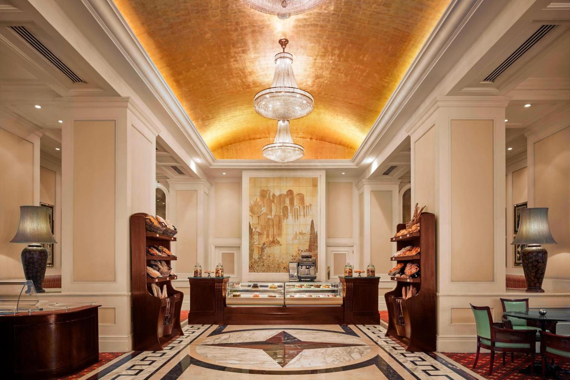 Jw Marriott Hotel Kairo Eksteriør bilde The lobby of the Taj Mahal Palace