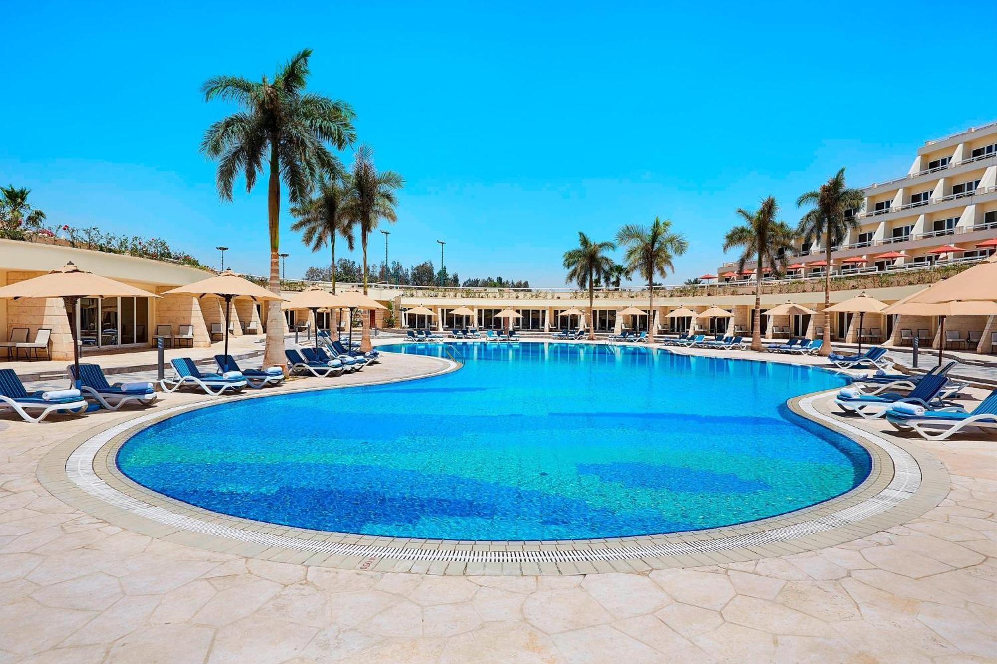 Jw Marriott Hotel Kairo Eksteriør bilde The pool at the Hilton Luxor